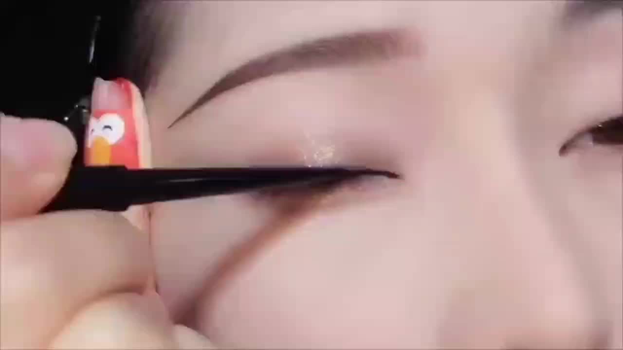 Long-lasting waterproof high-pigment eye pencil for women, a fashionable makeup tool.
