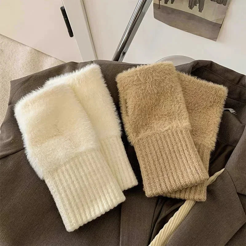 Women's soft mink wool middle finger gloves, solid black plush knitted wrist glo