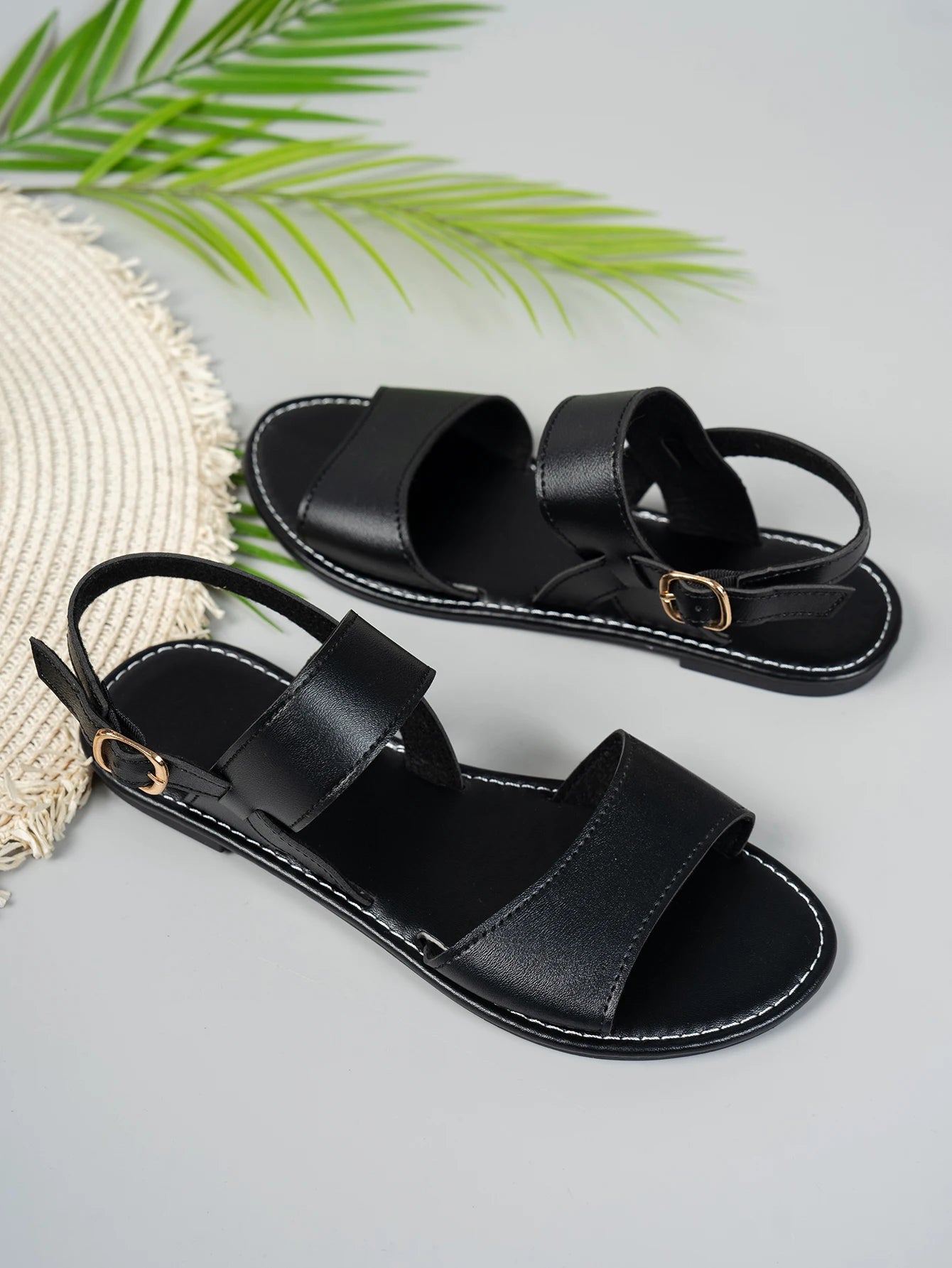 Solid-color flat sandals that are convenient and comfortable, featuring a stylish, versatile round toe with a sporty vibe.