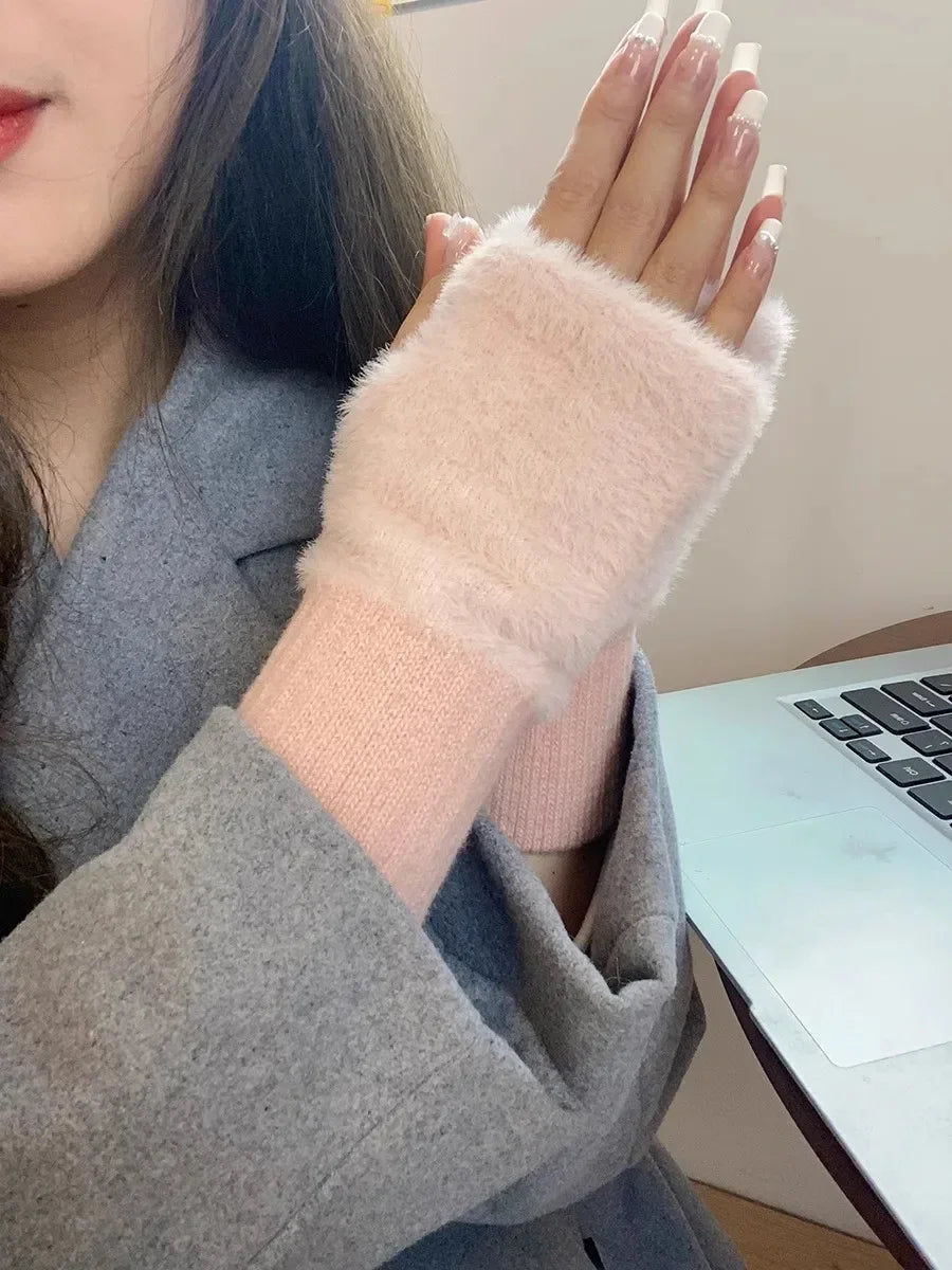Women's soft mink wool middle finger gloves, solid black plush knitted wrist glo