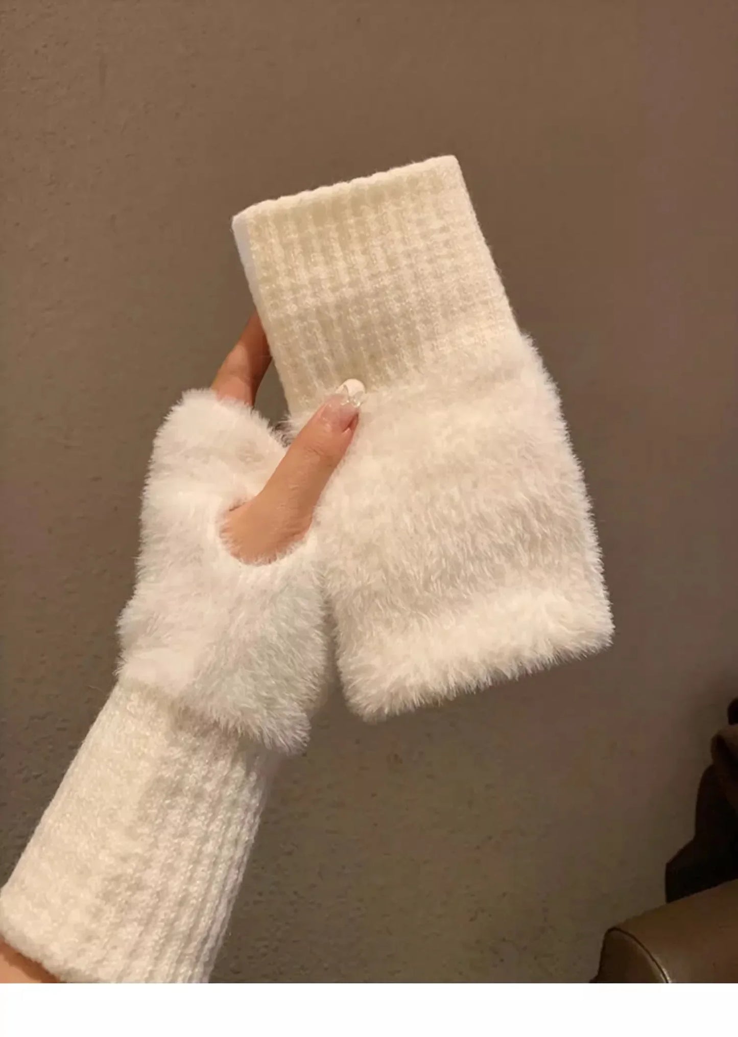 Women's soft mink wool middle finger gloves, solid black plush knitted wrist glo