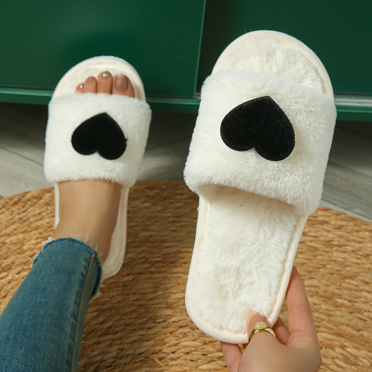[Cute Slippers] Cozy Plush Women's Winter Slippers | Fleece-Lined Non-Slip EVA Sole with Heart Pattern, Black & Pink, Cute Slipresistant Footwear, Casual Slipon, Fleecelined Interior, 2024 New