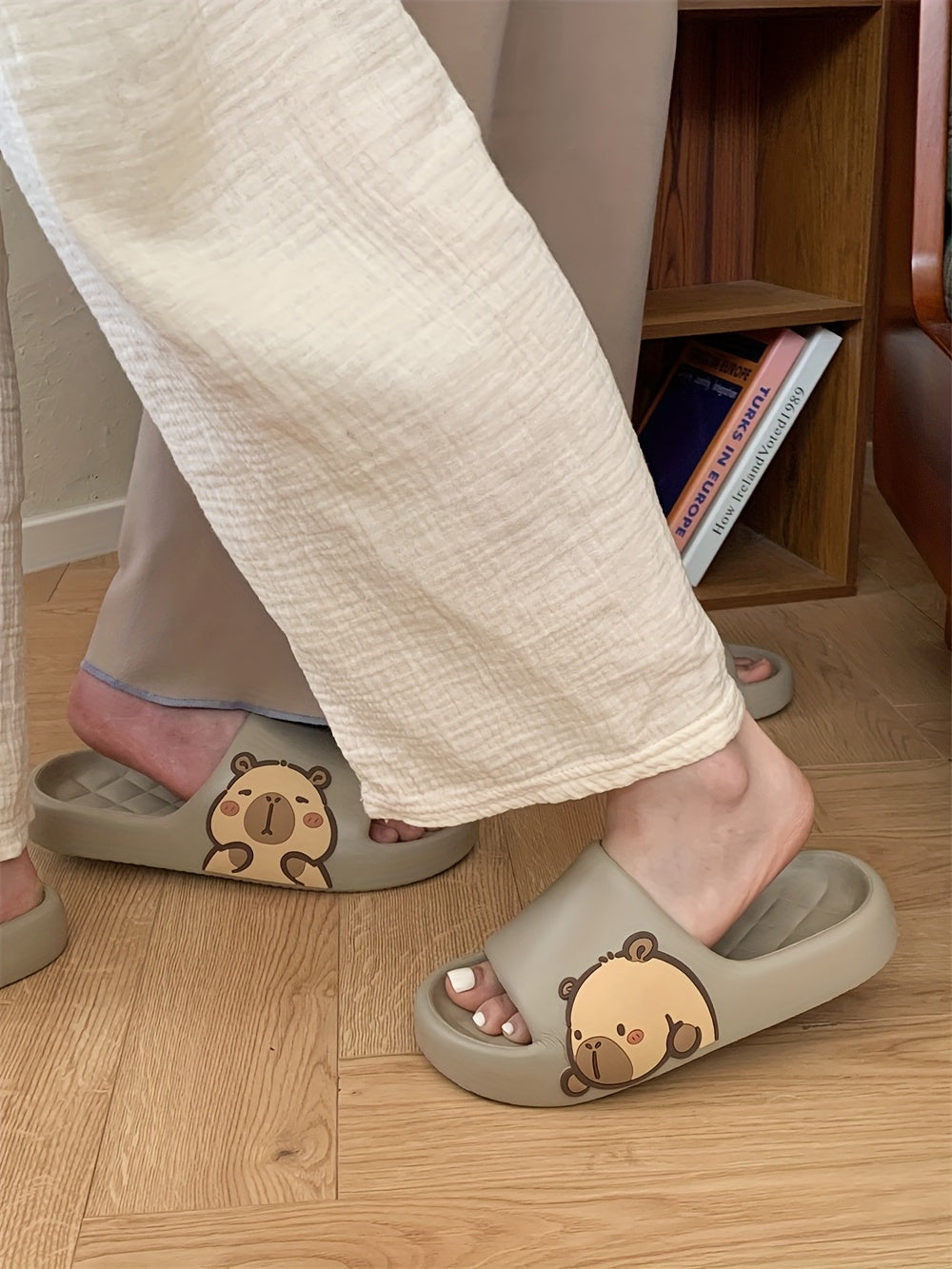 XIXITIAO Cute Cartoon Bear EVA Slides for Men & Women - Non-Slip Summer Slippers, White with Adorable Brown Bear Design, Lightweight & Comfortable for Indoor/Outdoor Use, Casual Wear | Playful Design | Slipresistant Sole, Bea