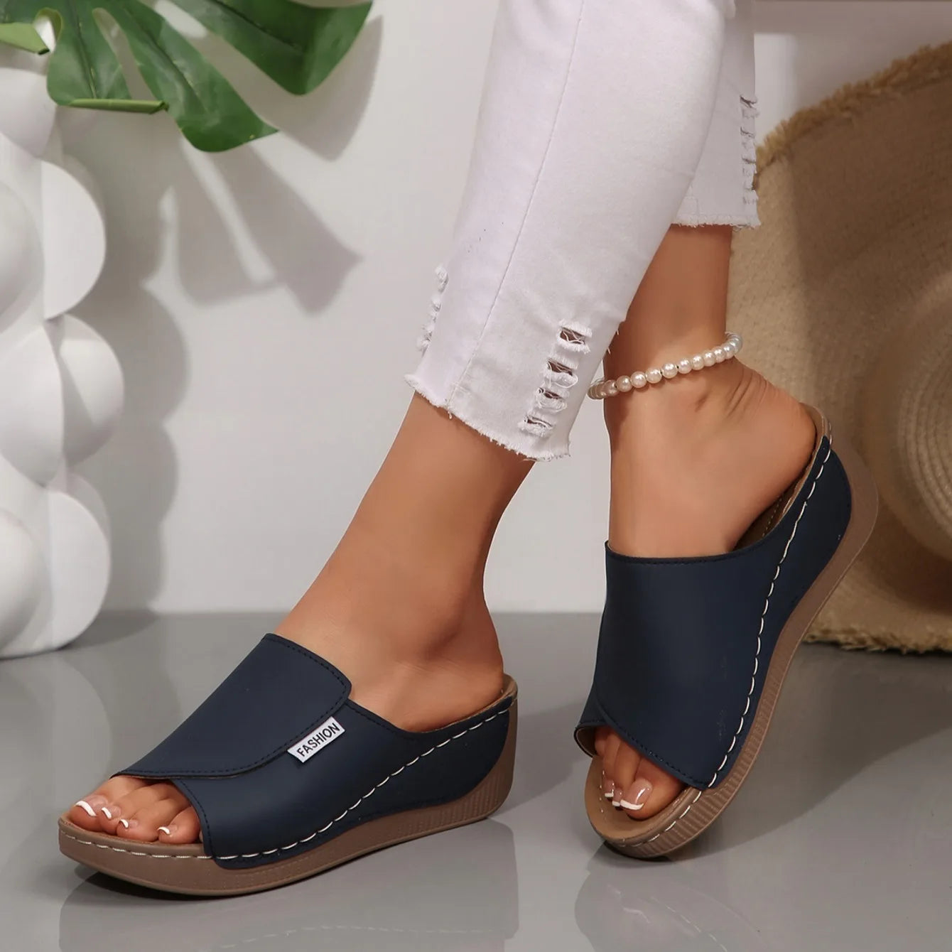 Women Wedge Slippers Summer 2025 New Fashion Slippers Open Toe Breathable Sandals Comfortable Buckle Woman Shoes Slides Women