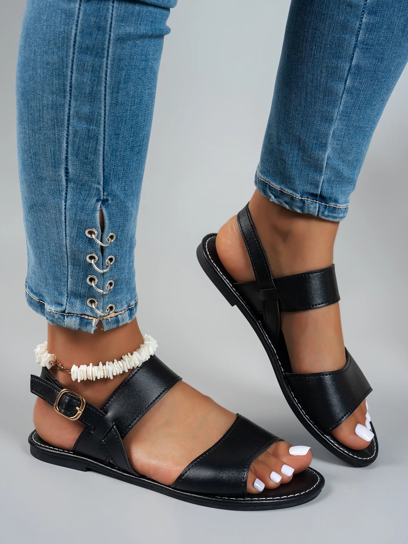 Solid-color flat sandals that are convenient and comfortable, featuring a stylish, versatile round toe with a sporty vibe.