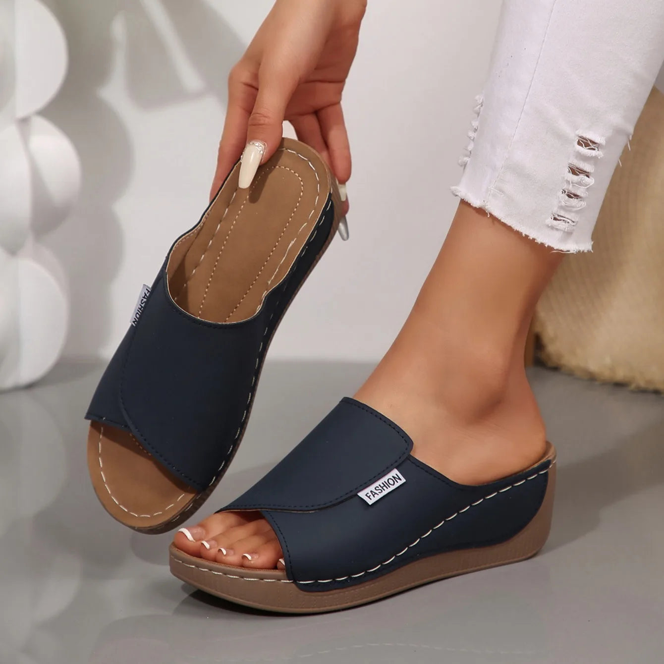 Women Wedge Slippers Summer 2025 New Fashion Slippers Open Toe Breathable Sandals Comfortable Buckle Woman Shoes Slides Women