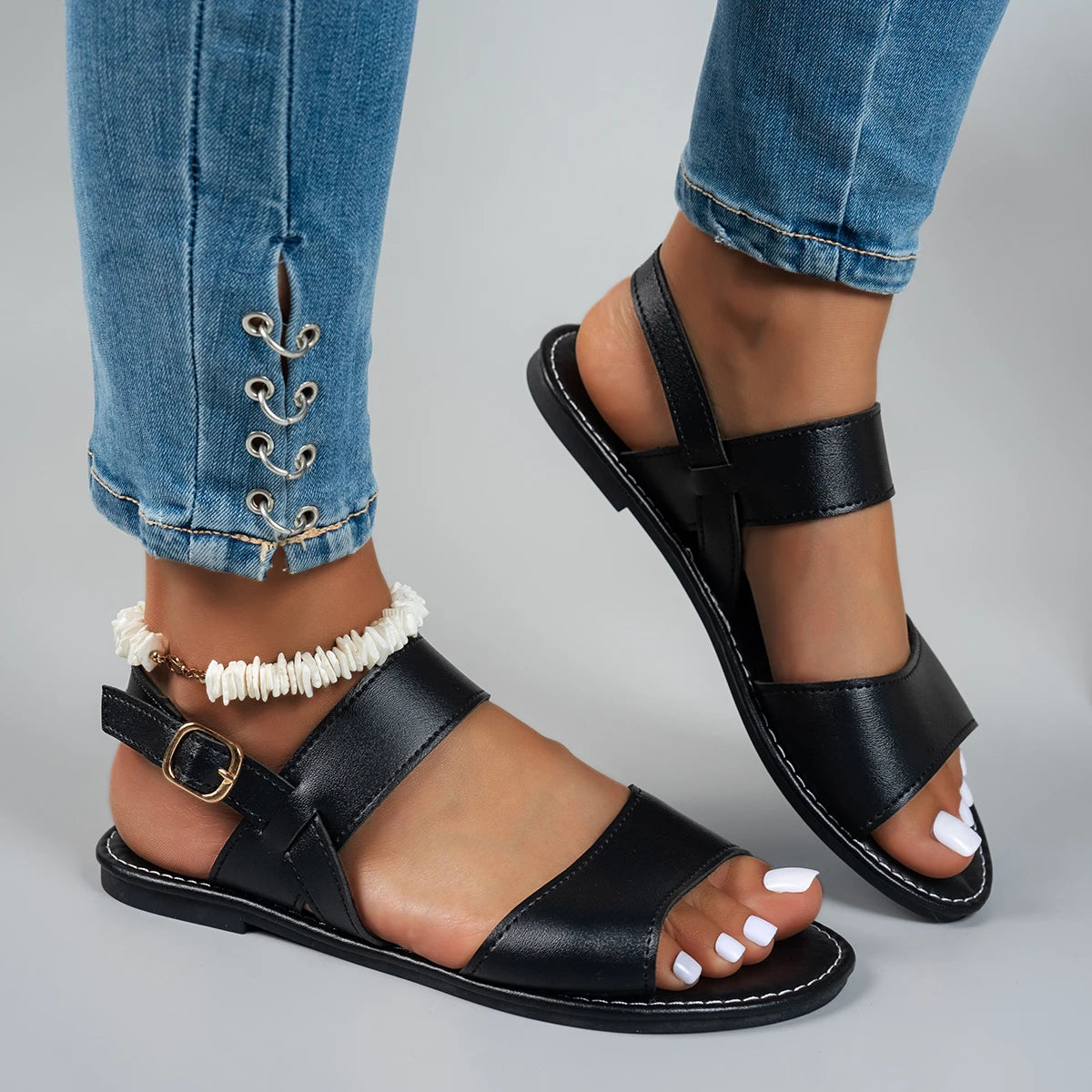 Solid-color flat sandals that are convenient and comfortable, featuring a stylish, versatile round toe with a sporty vibe.
